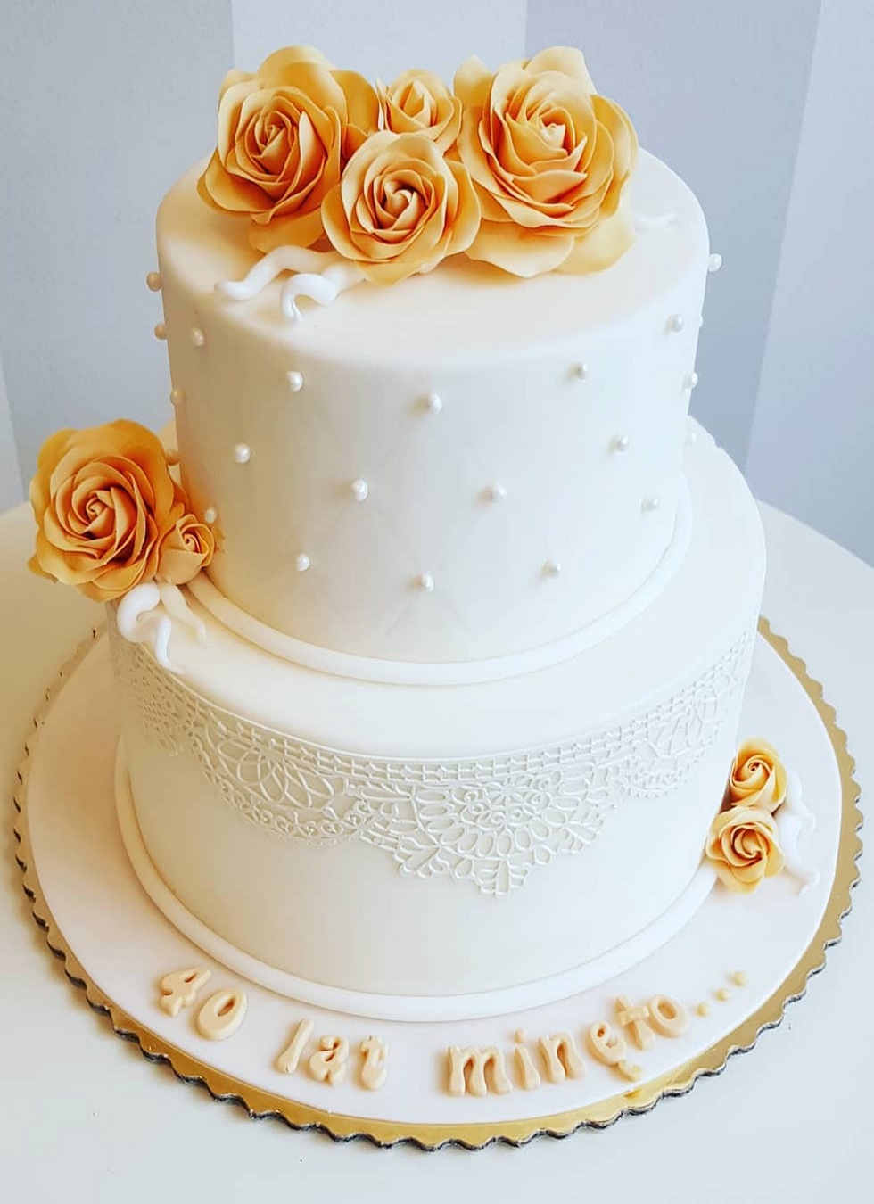 Tort w masie cukrowej dla kobiety na urodziny